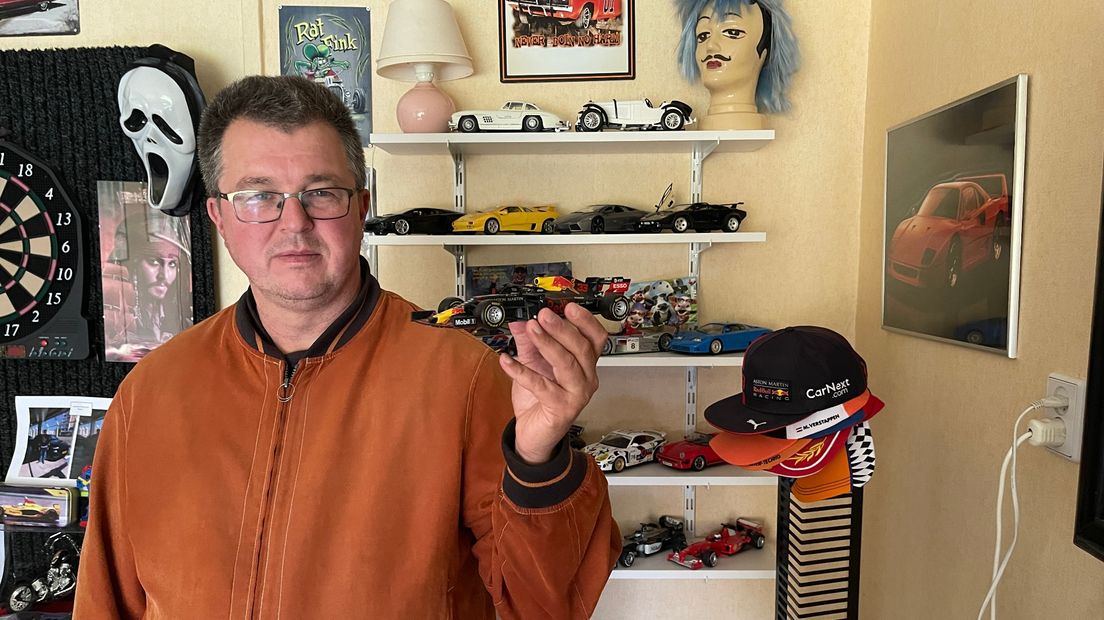 Rudy laat zijn raceauto's zien in zijn appartement