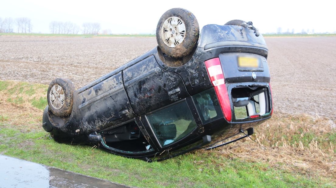 Bejaarde (88) rijdt sloot in en loopt druipend naar huis (video)