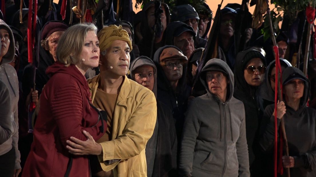 Martina Prins en Frank Dolphin Wong tijdens de repetities van Aida aan Zee