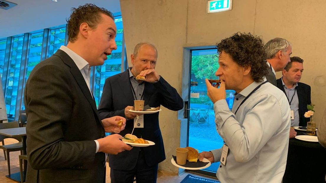 Wethouder Arjen Maathuis aan een broodje samen met onder andere burgemeester Patrick Welman van Oldenzaal.