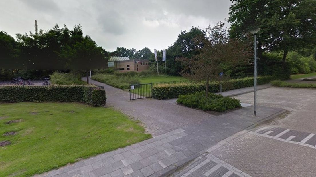 De plek waar Elzinga in 2012 werd vermoord, voor de ingang van zwembad Wotterwille in Marum