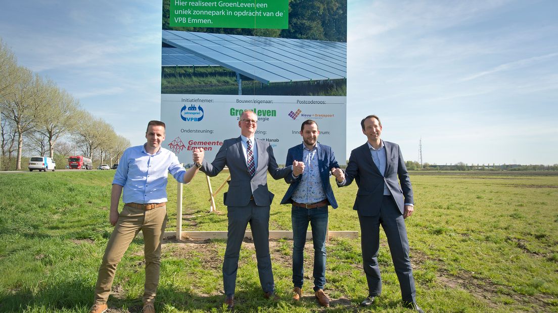 Marcel ten Caat, Herman Idema, René van der Weide en Roland Pechtold bij het bouwbord.
(Rechten: zonnepark Oranjepoort / Jan Anninga)