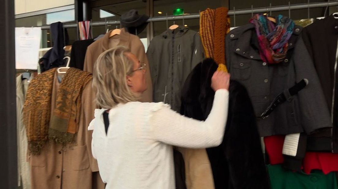 Op steeds meer plekken kunnen mensen gratis en anoniem een winterjas ophalen.