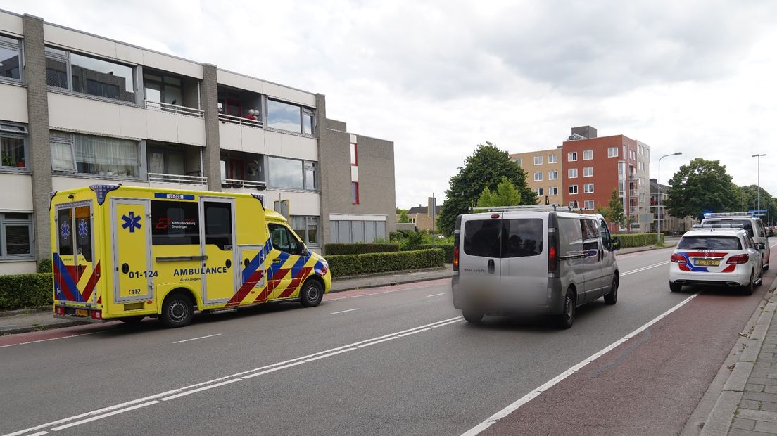 Ambulance en politie bij de Sportlaan na de melding van een steekpartij