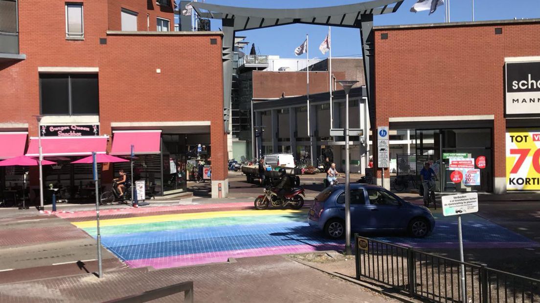 Regenboogzebrapad (Rechten: RTV Drenthe/ Jeroen Willems)
