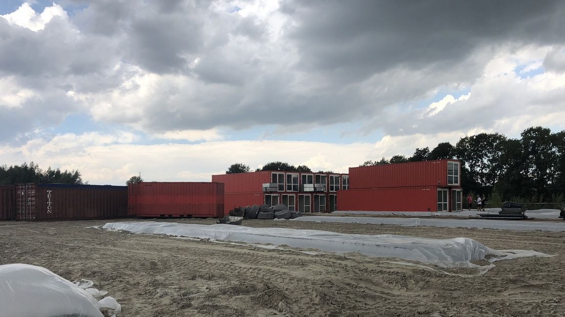 De eerste containerwoningen zijn gearriveerd op het Suikerunieterrein.
