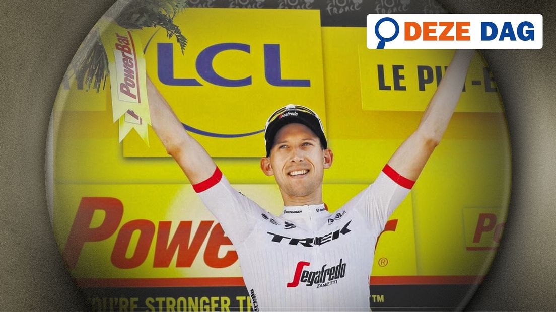 Bauke Mollema viert feest op het podium na zijn ritzege