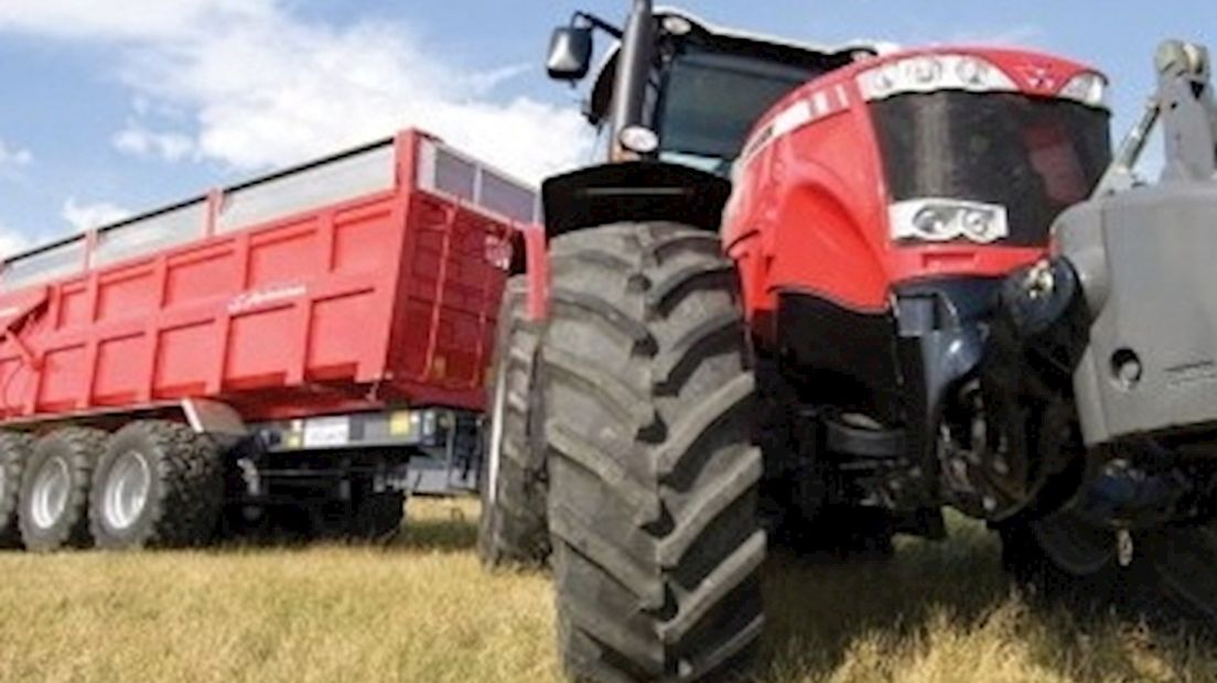 Tractor rijdt in Basse schuur binnen