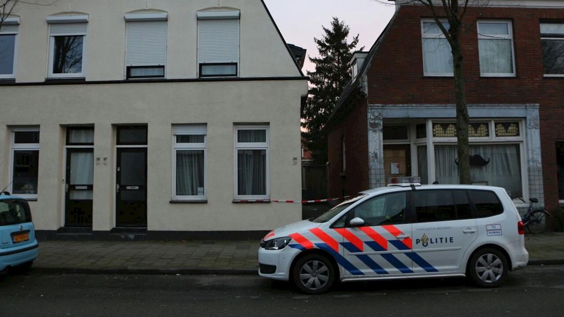 Politie bij bakkerij aan Perikweg Enschede