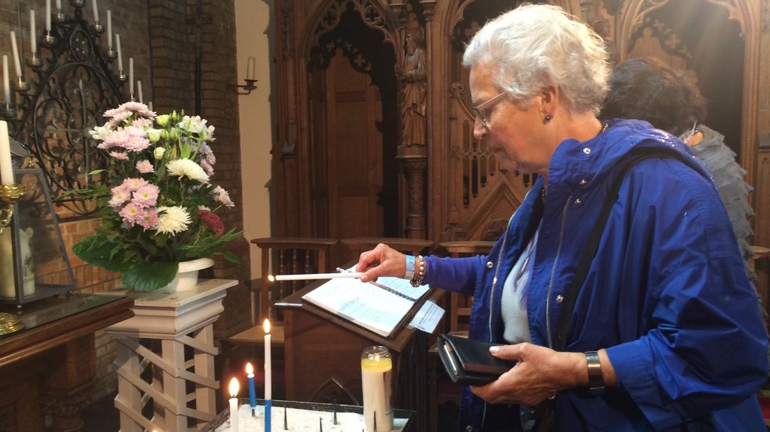 Mantelzorger Teunie Wessels (72) brandt een kaarsje in de kerk voor haar man