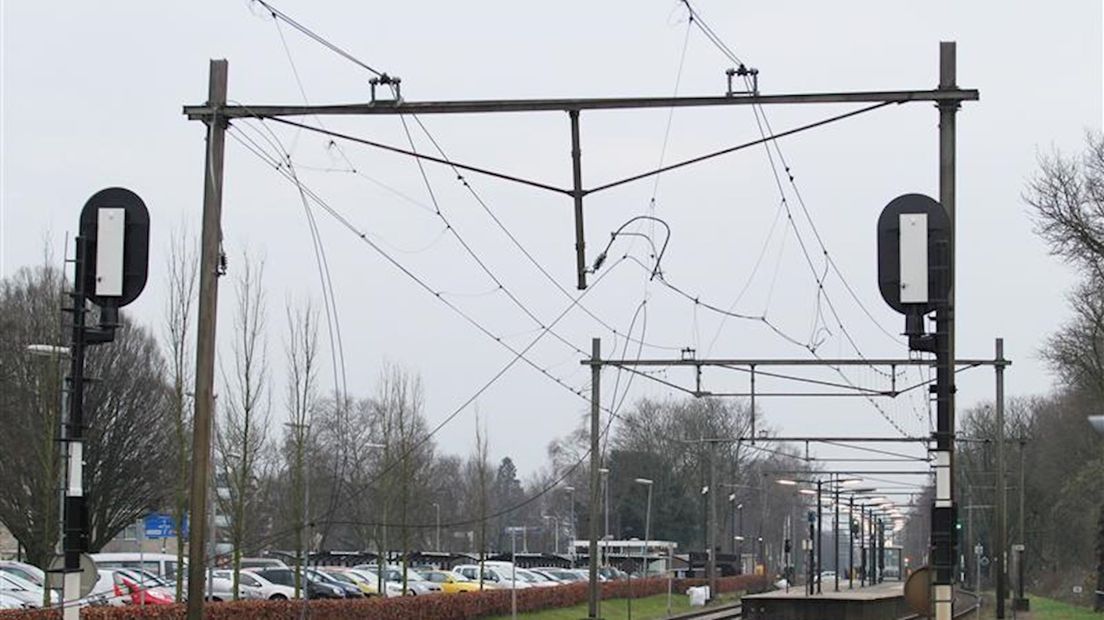 Vrachtwagen Trekt Bovenleiding Kapot In Borne, Treinen Rijden Niet ...