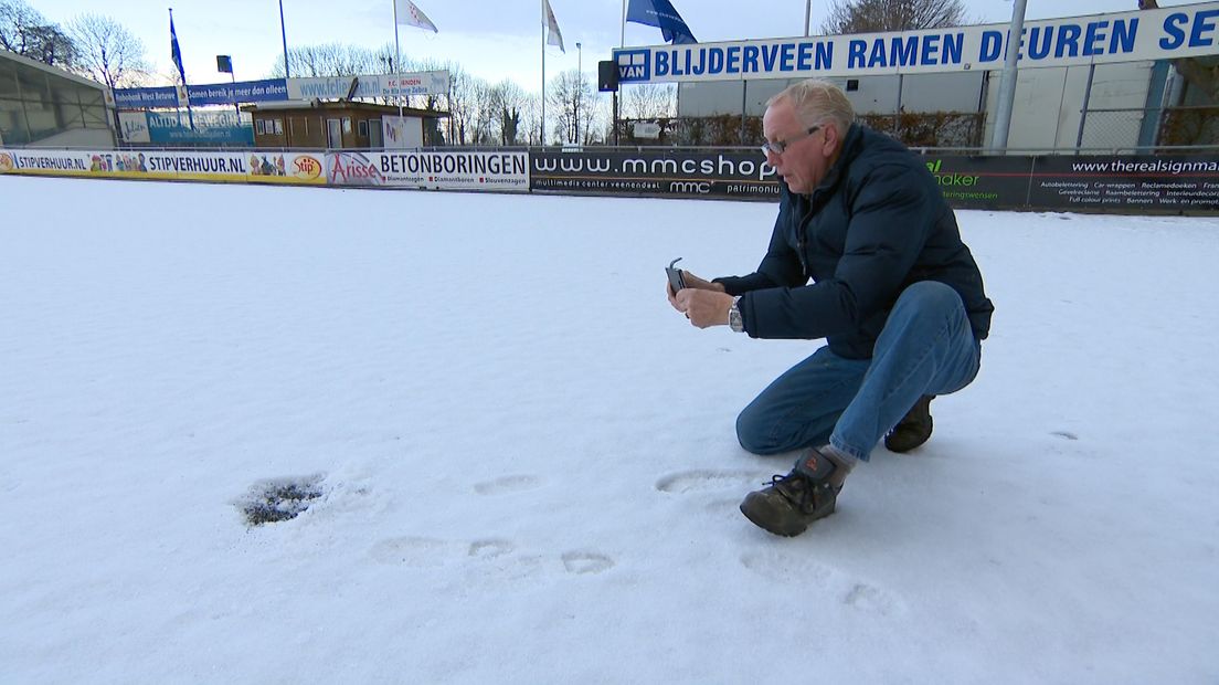 Het veld van FC Lienden was zaterdagmorgen bedekt met een ijzige sneeuwlaag.