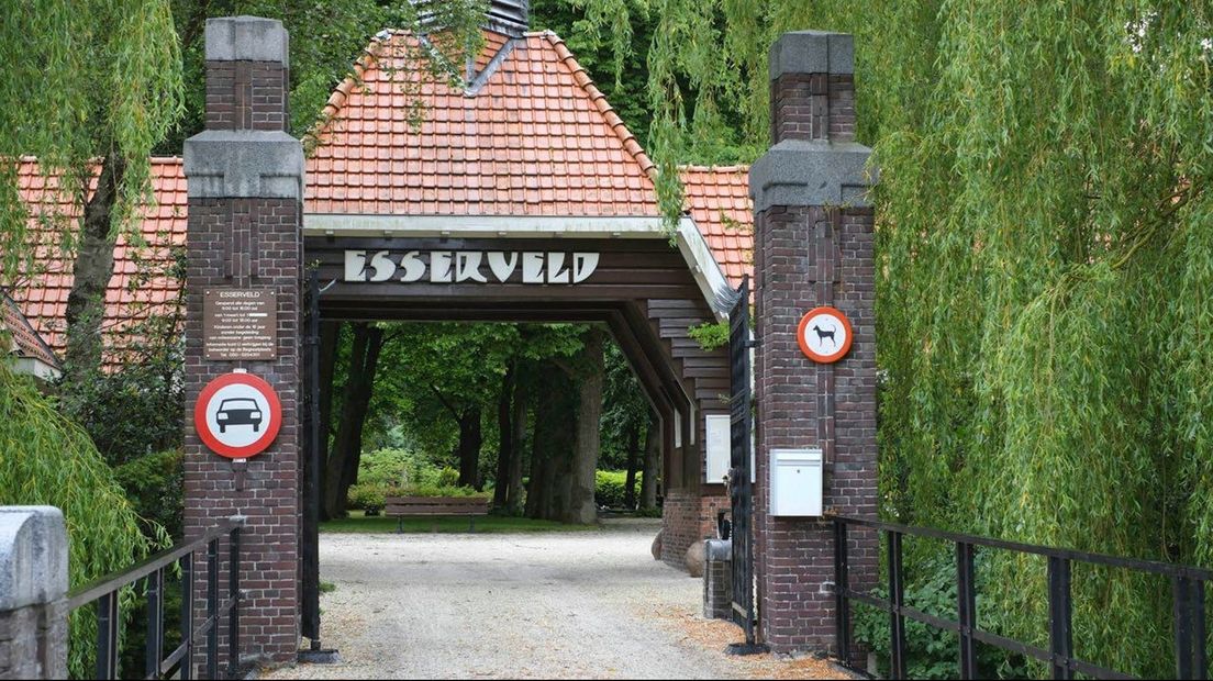 De ingang van de begraafplaats