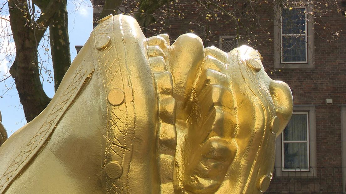 detail gouden replica drinkhoorn