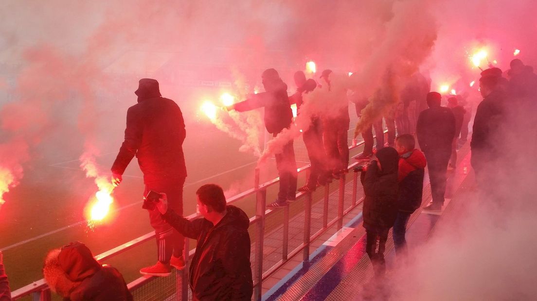 Fakkels bij de training van PEC Zwolle