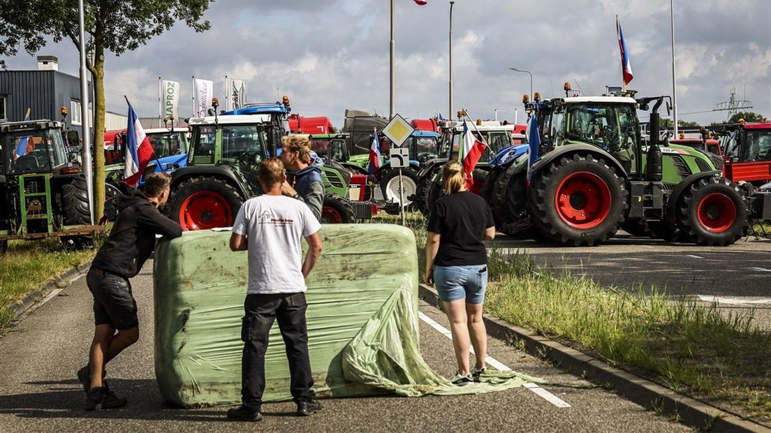 Protest bij het distributiecentrum van Albert Heijn in Zwolle