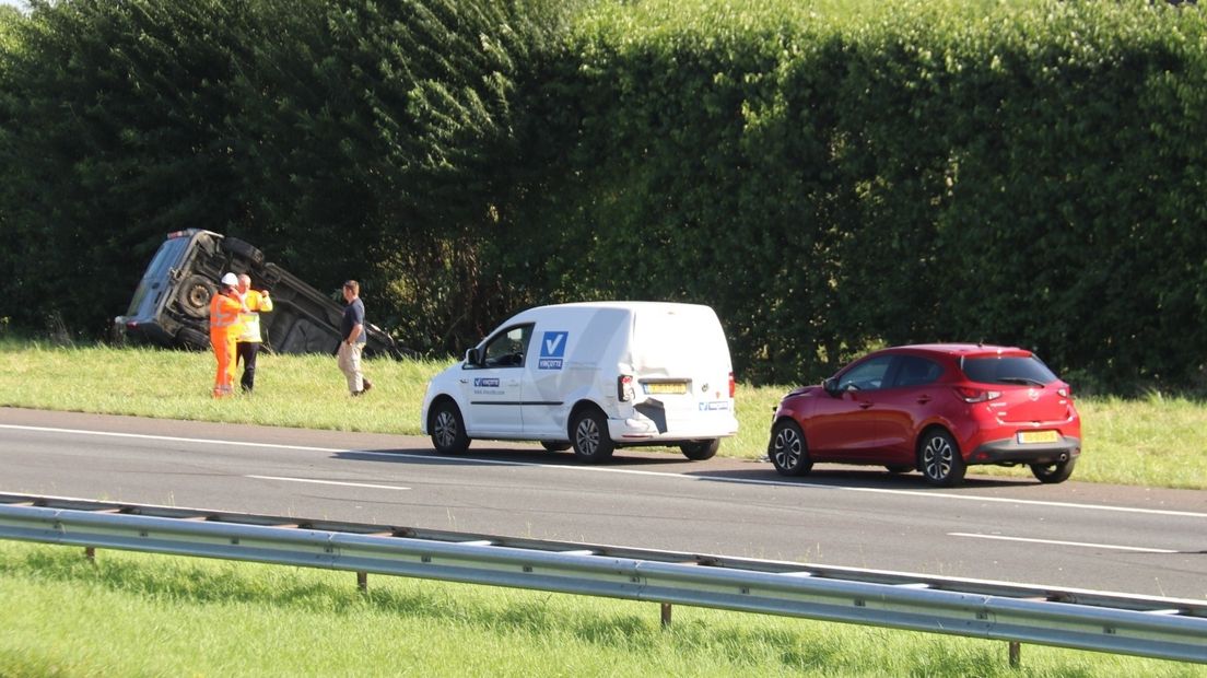 Meerdere ongelukken in avondspits: busje in sloot, caravan geschaard