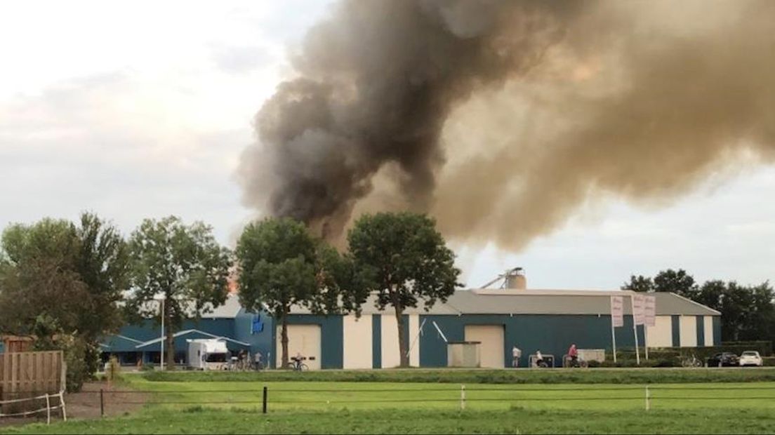 Grote brand bij bedrijf in Daarlerveen