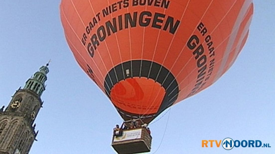 Een luchtballon met reclame voor Groningen