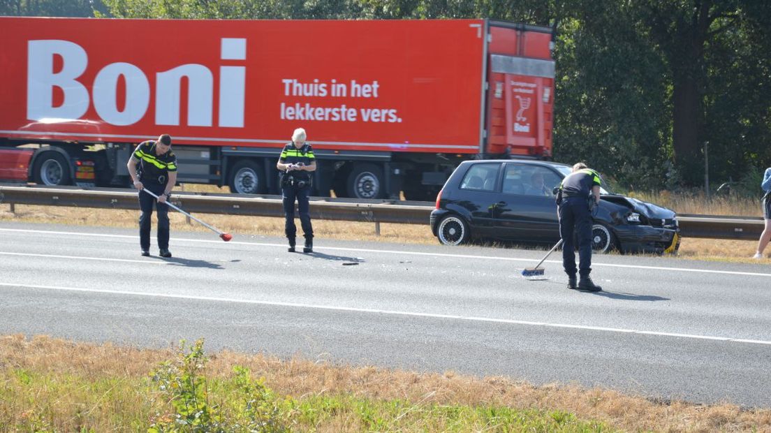 Agenten vegen de snelweg schoon (Rechten: Van Oost Media)