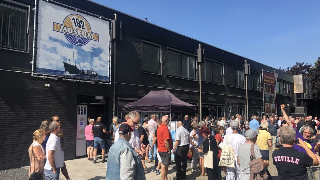 Precies 45 jaar nadat Radio Veronica moest stoppen met uitzenden vanaf zee, sluit vandaag ook het museum over de zender in Nijkerk. Het 192 Museum trok te weinig bezoekers sinds de opening drie jaar geleden. Oud-Veronica-coryfeeën vierden het afscheidsfeest samen met duizend fans.