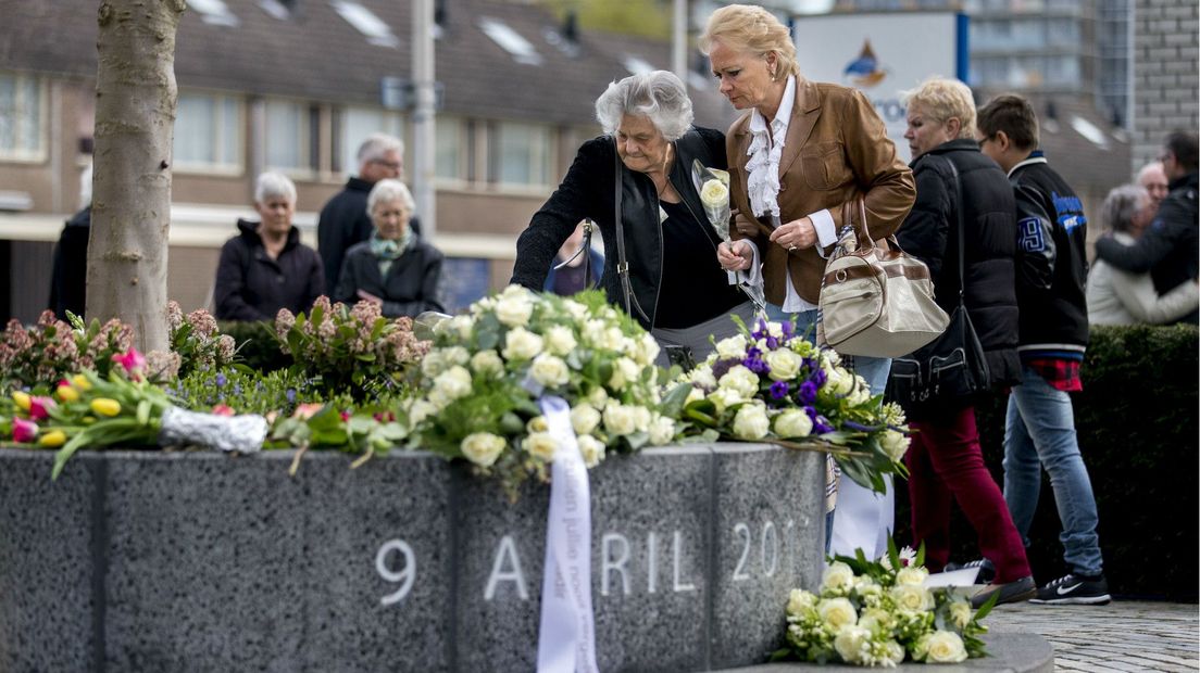 Mensen leggen bloemen in 2016 tijdens de herdenking van het Ridderhofdrama.