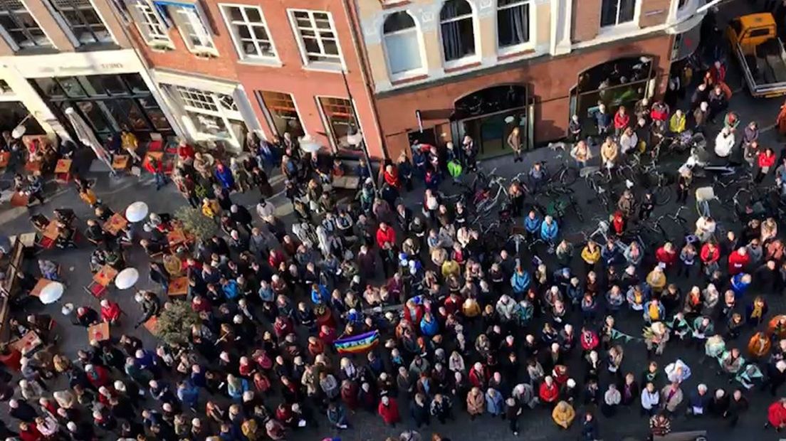 Ongeveer 400 mensen wilden op de Dag van Solidariteit in Zutphen niet stoppen met het zingen van vredeslied Dona Nobis Pacem
