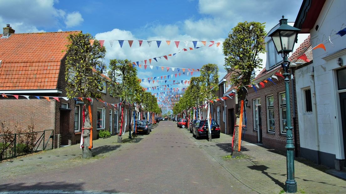 De Koningsdagversieringen hangen nog in Ritthem