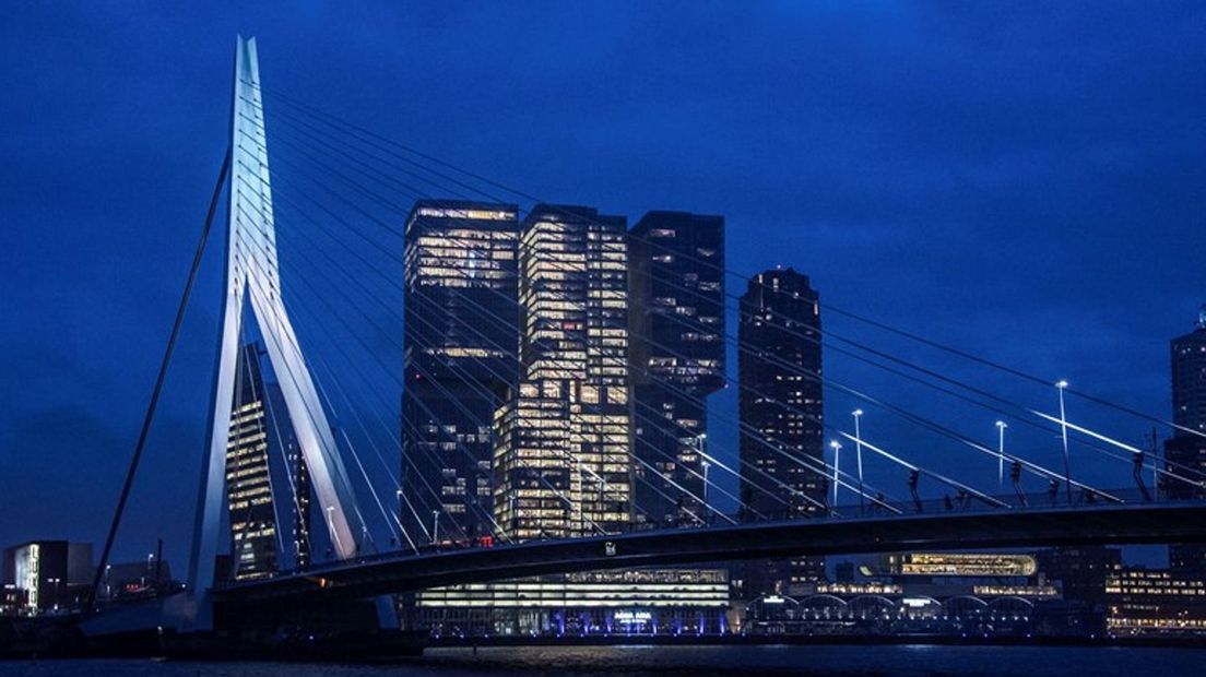 Rotterdam city hall hoists Ukrainian flag, Erasmus Bridge turns blue-yellow