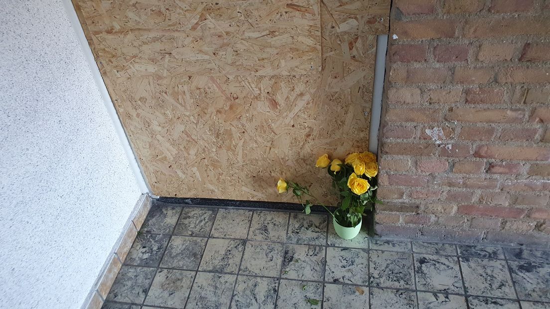 Bloemen voor de deur van het huis van het slachtoffer