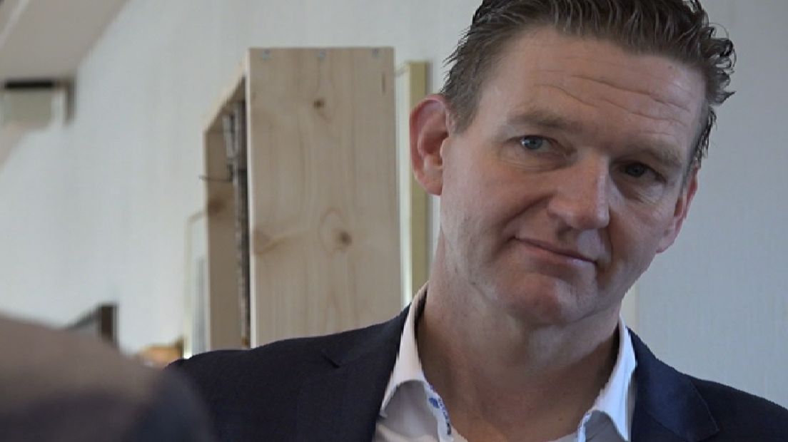 Hoe kunnen Nederlanders en Duitsers in het grensgebied beter samenwerken en van elkaar leren? Dat is de vraag waar Walter Leemreize uit Lichtenvoorde sinds een jaar mee bezig is. Hij moet de grens tussen Nederland en Duitsland letterlijk uit gummen. Leemreize is aangesteld door het ministerie van Binnenlandse Zaken. Op zijn visitekaartje heeft hij de functie 'Ontgrenzer' staan.