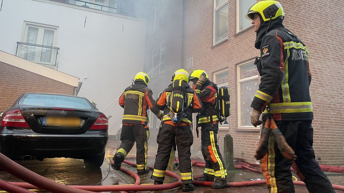 De brandweer is met drie tankautospuiten aanwezig