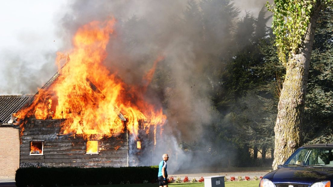 Brand in schuur 's-Heerenhoek (video)