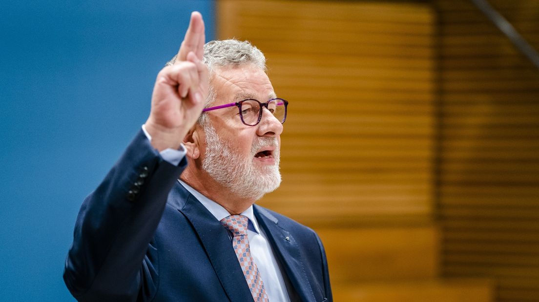 Oud-burgemeester van Loppersum Albert Rodenboog (CDA) legt de eed af