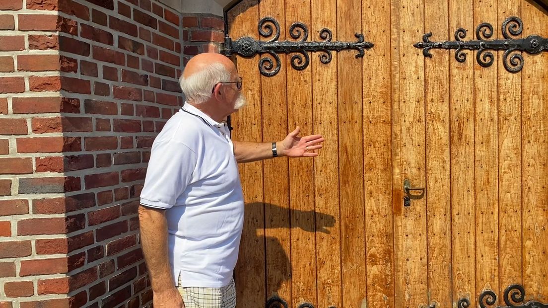 Beschadigingen aan de kerkdeur