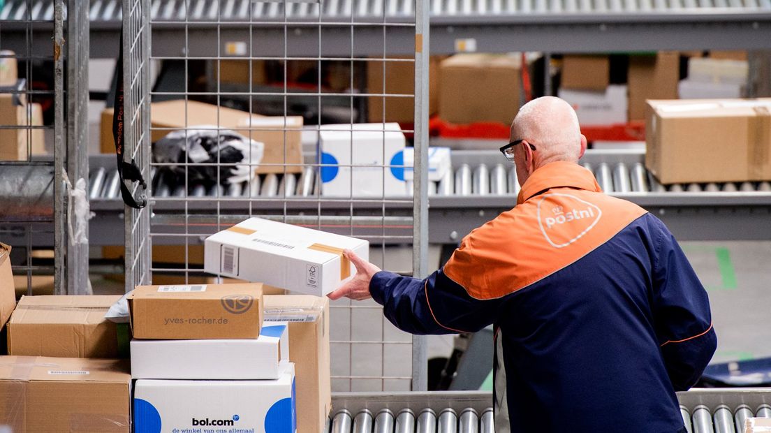 De pakketten worden gesorteerd
