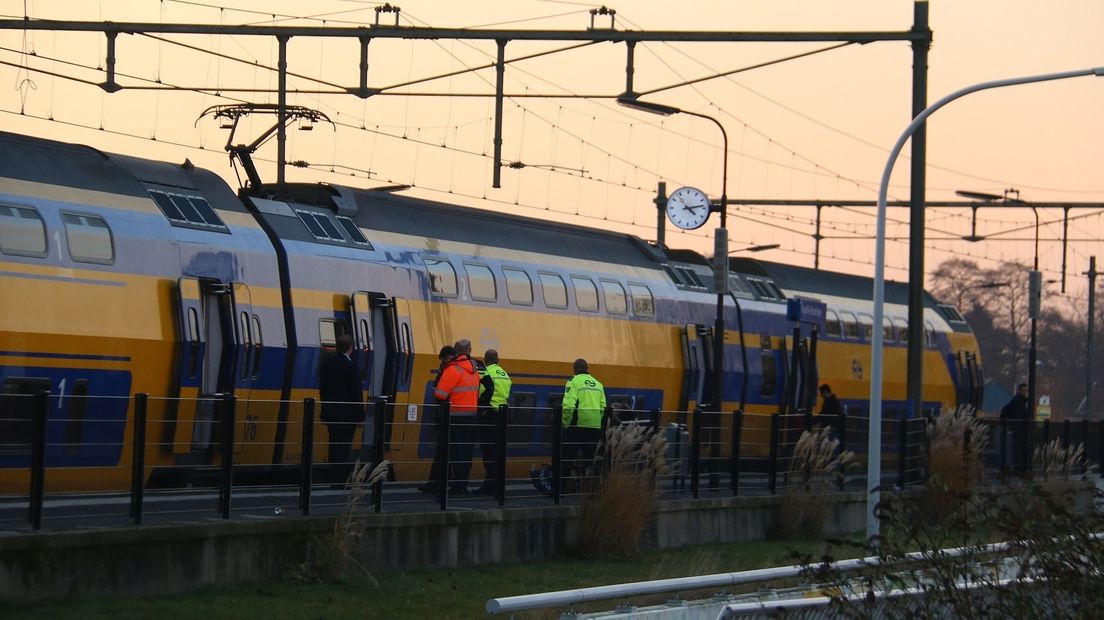 Brand onder treinstel bij station Kapelle (video)