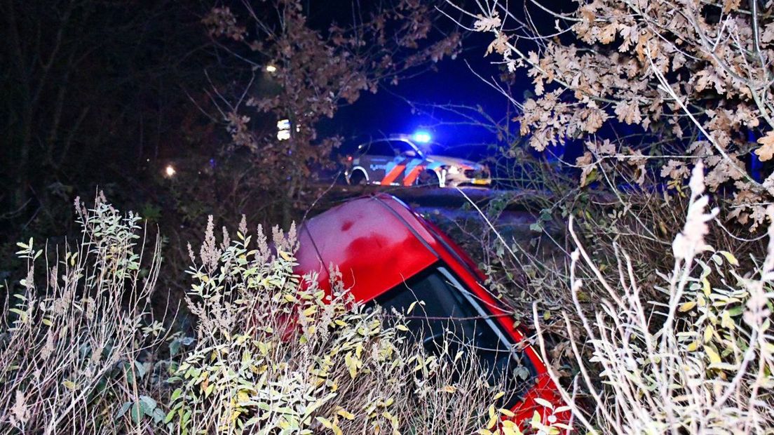 Automobilist raakt van de weg in Westerhaar, ramt lantaarnpaal en belandt in sloot - RTV Oost