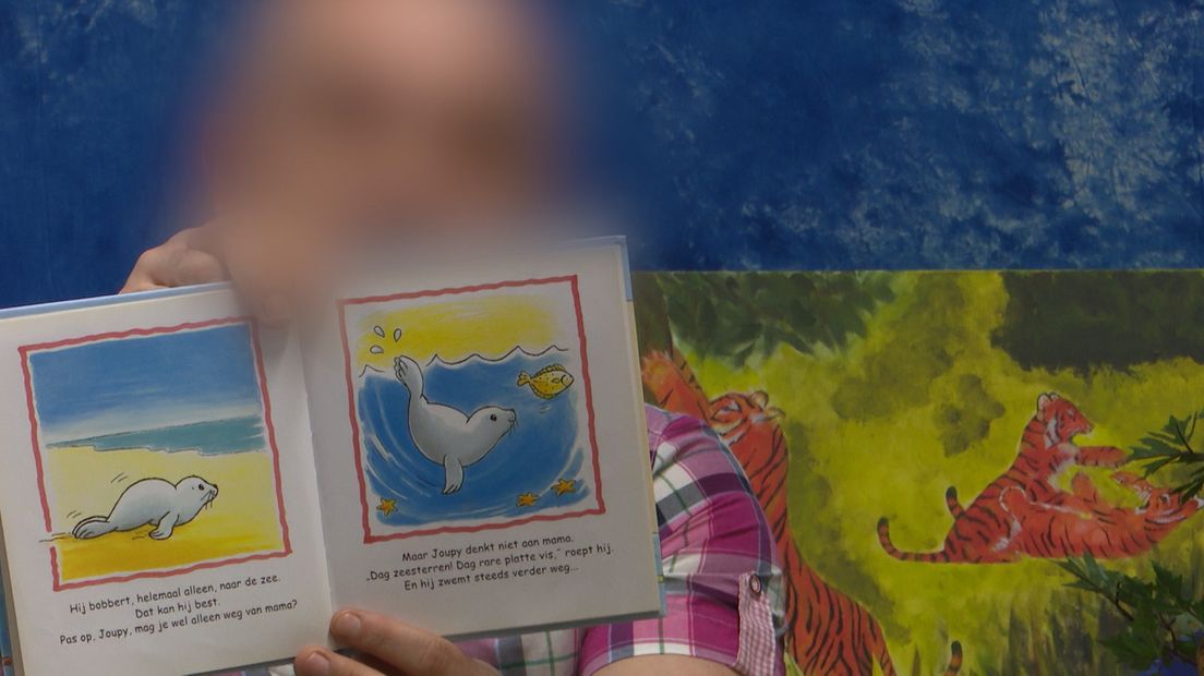 Gedetineerde leest zoontje voor