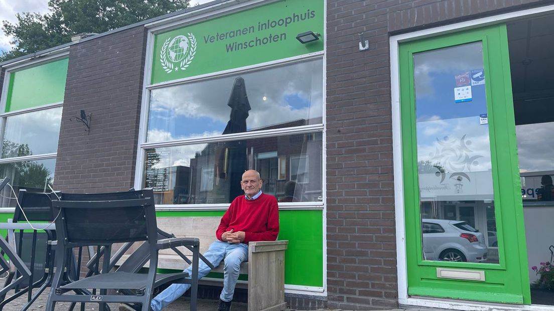 Bert Nanninga voor het veteranenhuis