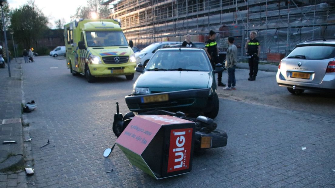 De automobilist zag de maaltijdbezorger over het hoofd bij het uitparkeren.