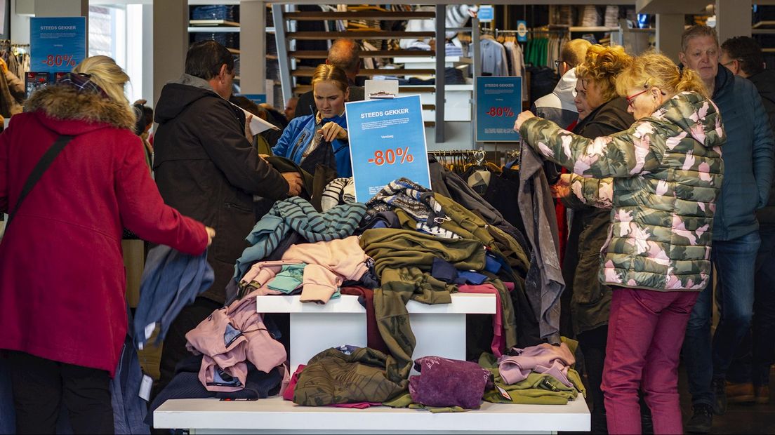 Bezoek komt van heinde en verre naar restantenmarkt Rijssen RTV Oost