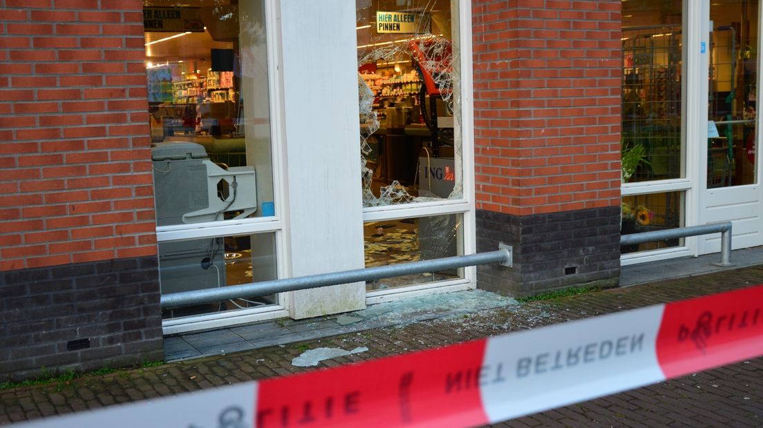 Bij een supermarkt van Albert Heijn in Zevenaar is in de nacht van dinsdag op woensdag een plofkraak gepleegd. Een pinautomaat was het doelwit.
