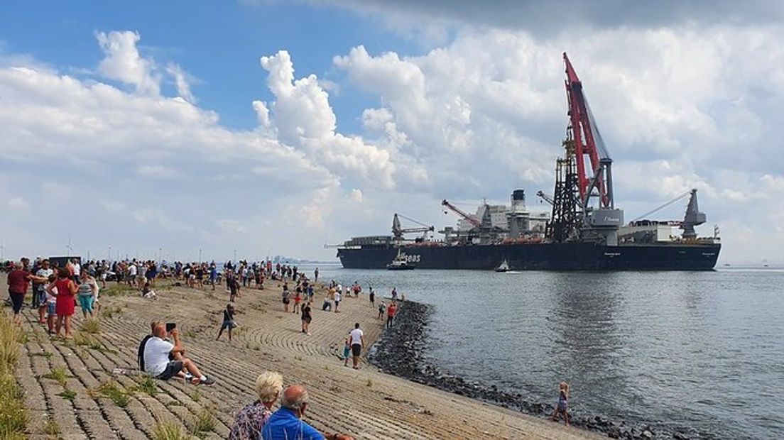 Het werkschip trok veel mensen naar de kust