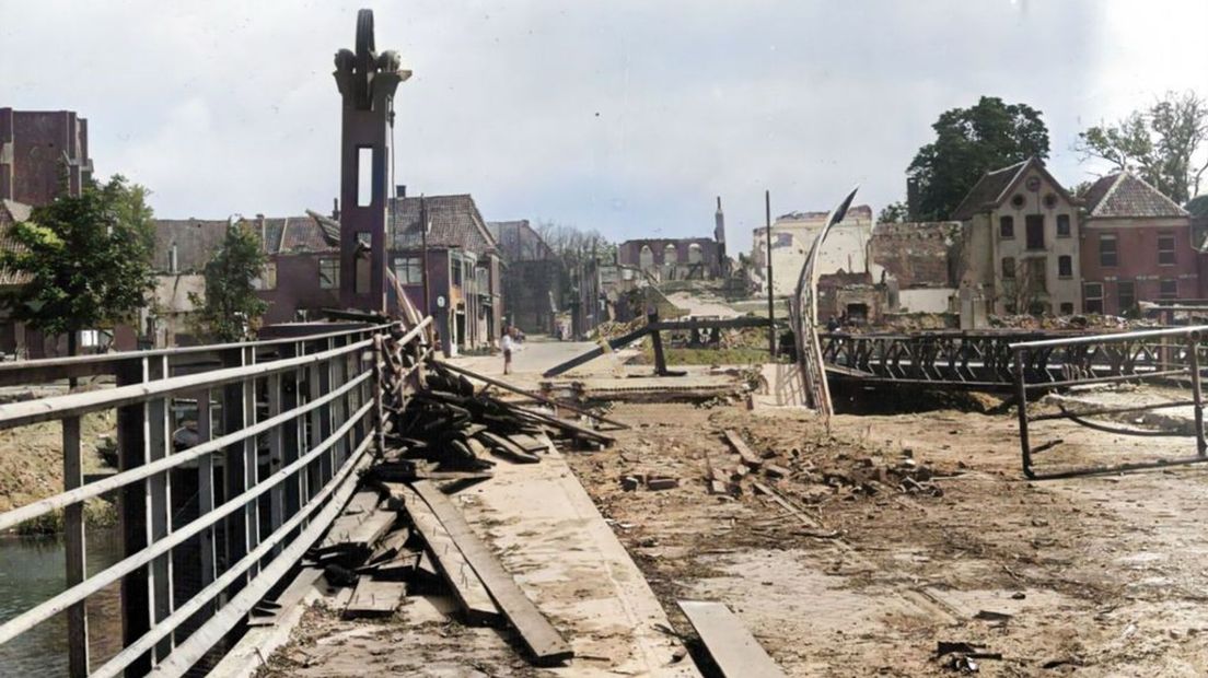 Zicht op een stad in puin vanaf de brug over de Oude IJssel