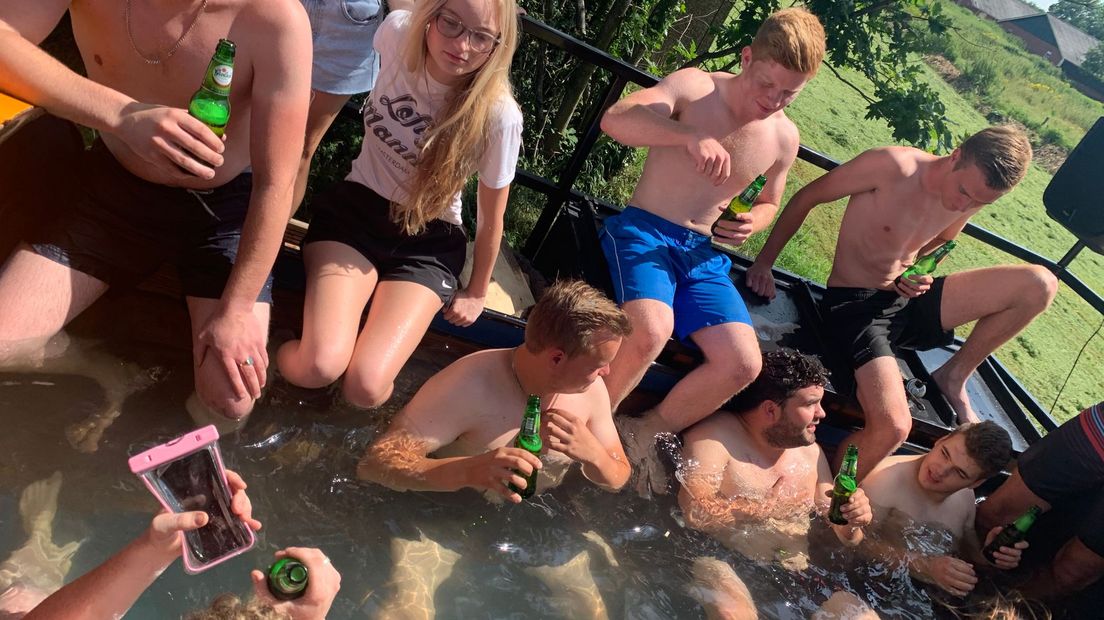 Tot hottub verbouwde giertank in Ambt Delden strak in de lak en klaar voor de zomer - RTV Oost