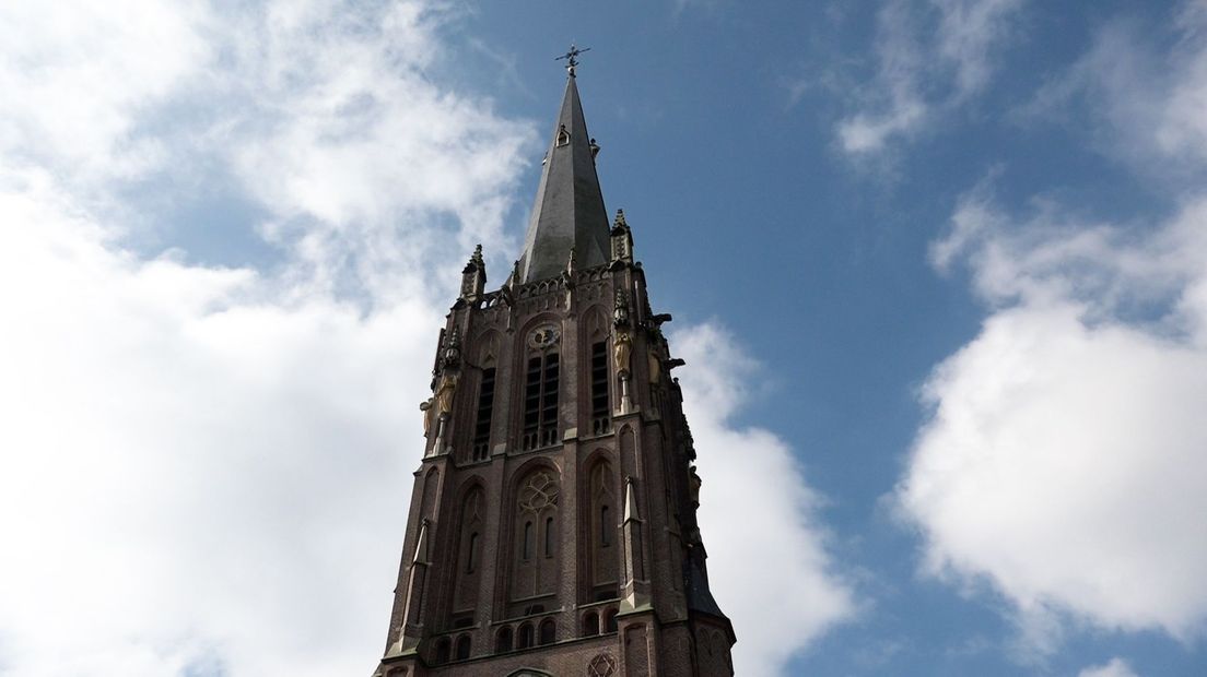 De kerktoren is 75 meter hoog