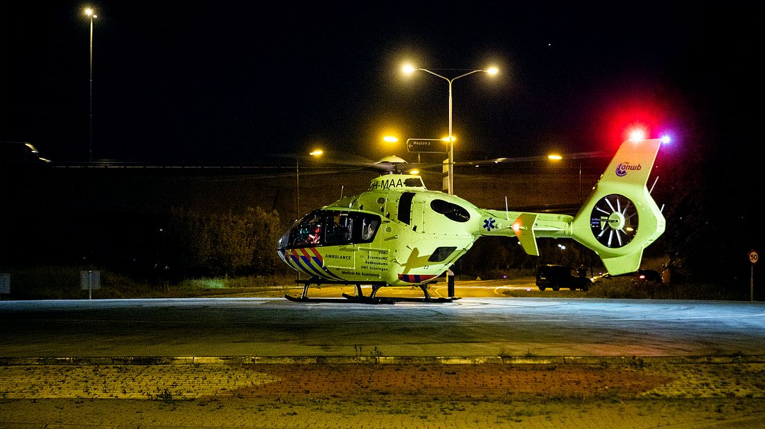 De traumahelikopter landde op een rotonde bij de A27