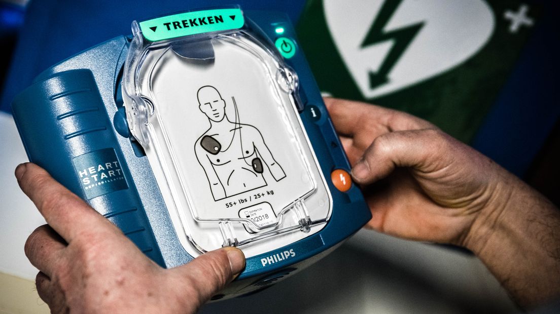 Een AED, niet het vernielde apparaat.