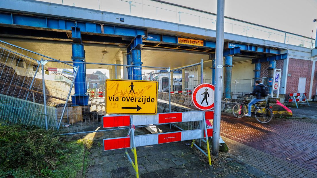 De brug is gestut nadat er scheurtjes waren ontdekt
